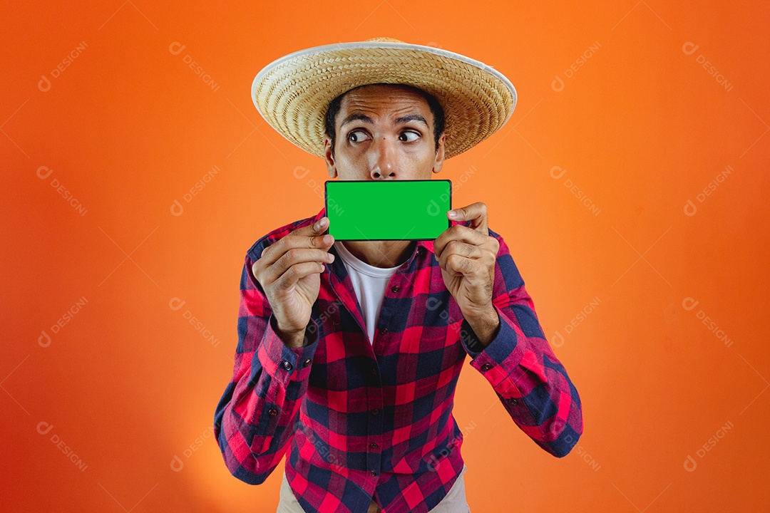 Festa Junina. Homem negro com roupa apontando isolado em fundo laranja.