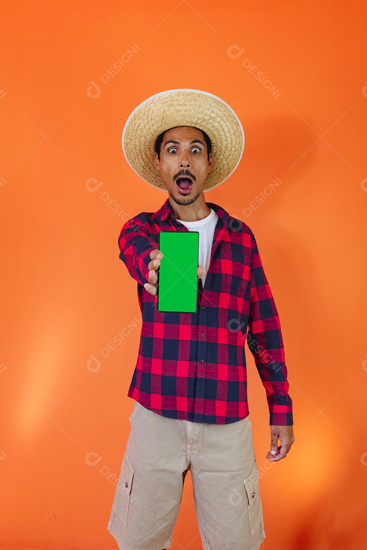 Festa Junina. Homem negro com roupa apontando isolado em fundo laranja.