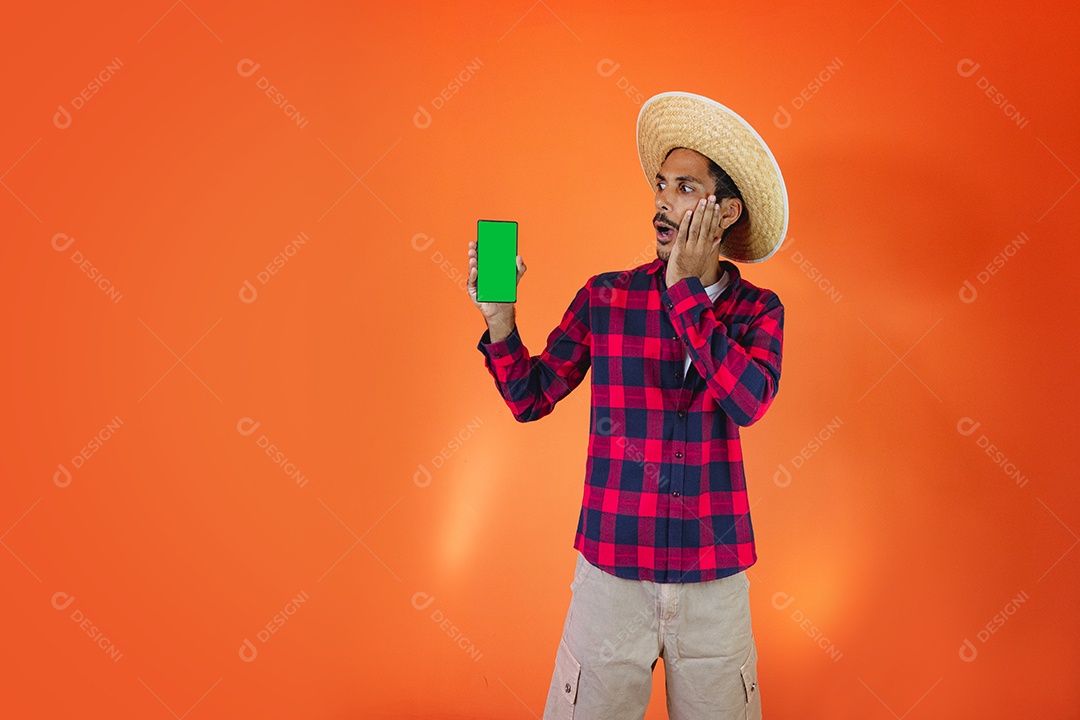 Festa Junina. Homem negro com roupa apontando isolado em fundo laranja.