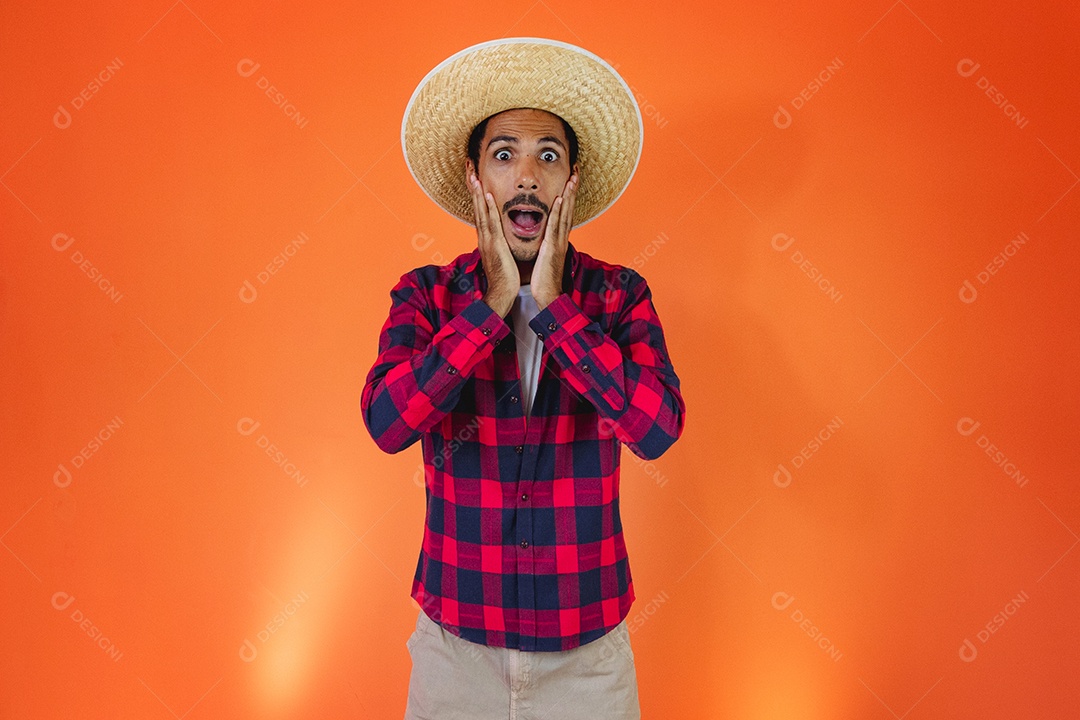 Festa Junina. Homem negro com roupa apontando isolado em fundo laranja.