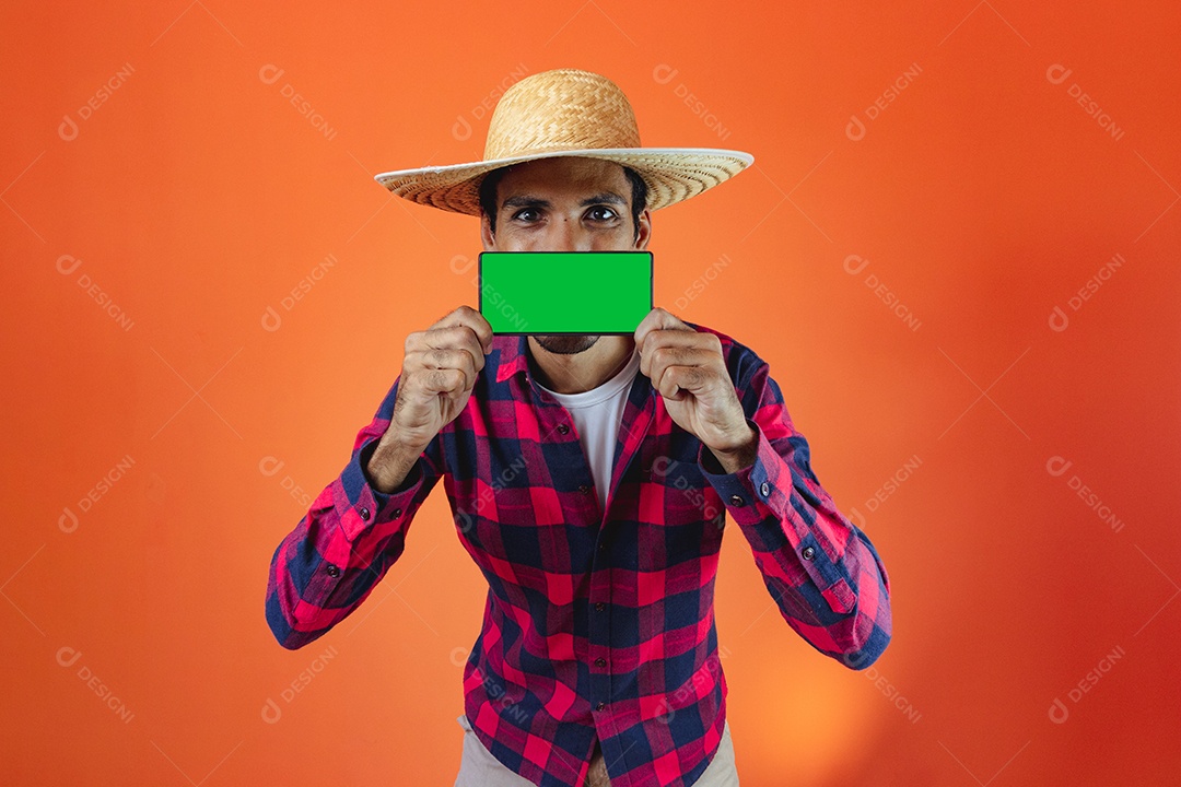 Festa Junina. Homem negro com roupa apontando isolado em fundo laranja.