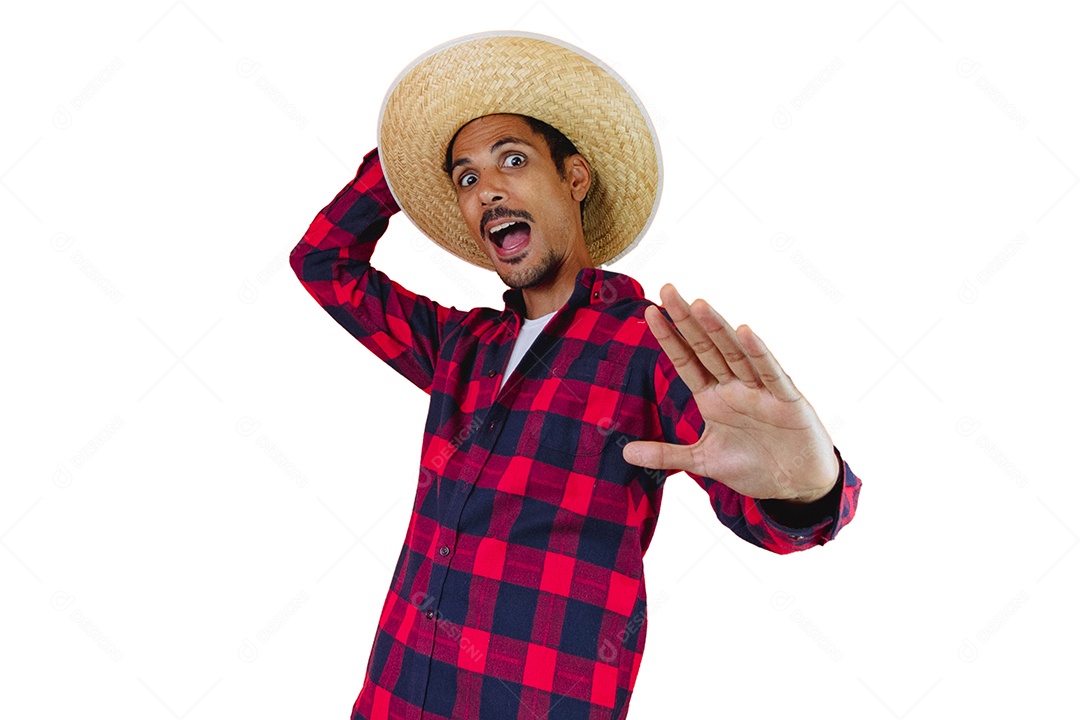 Homem com chapéu e camisa de festa junina isolado no fundo branco.