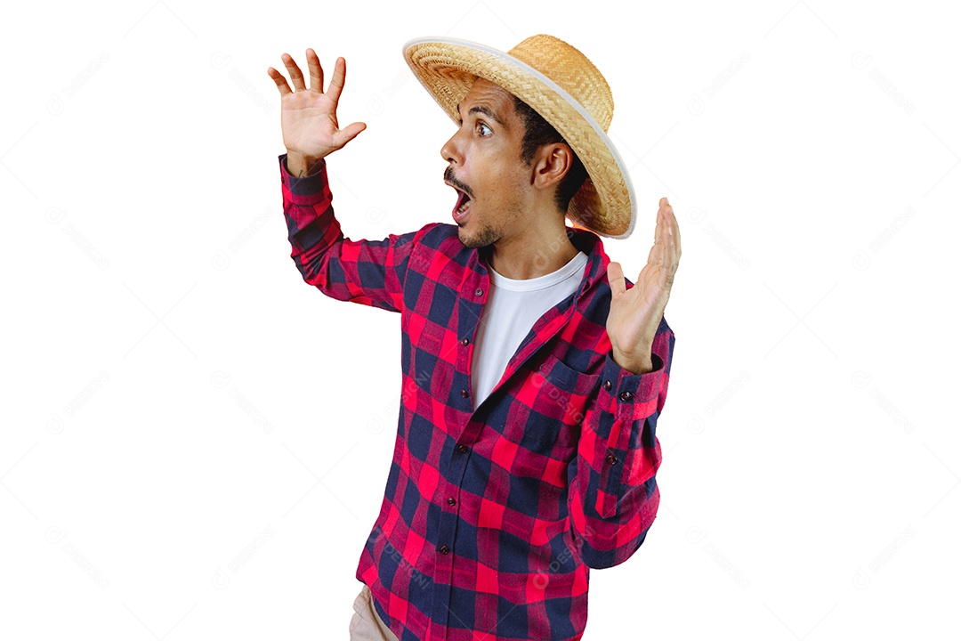 Homem com chapéu e camisa de festa junina isolado no fundo branco.