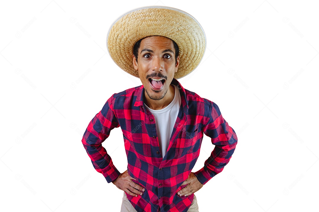 Homem com chapéu e camisa de festa junina isolado no fundo branco.