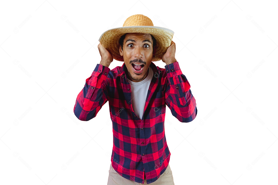 Homem com chapéu e camisa de festa junina isolado no fundo branco.