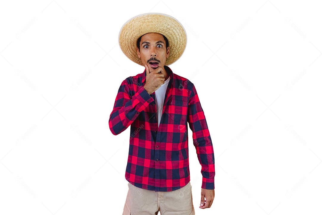 Homem com chapéu e camisa de festa junina isolado no fundo branco.