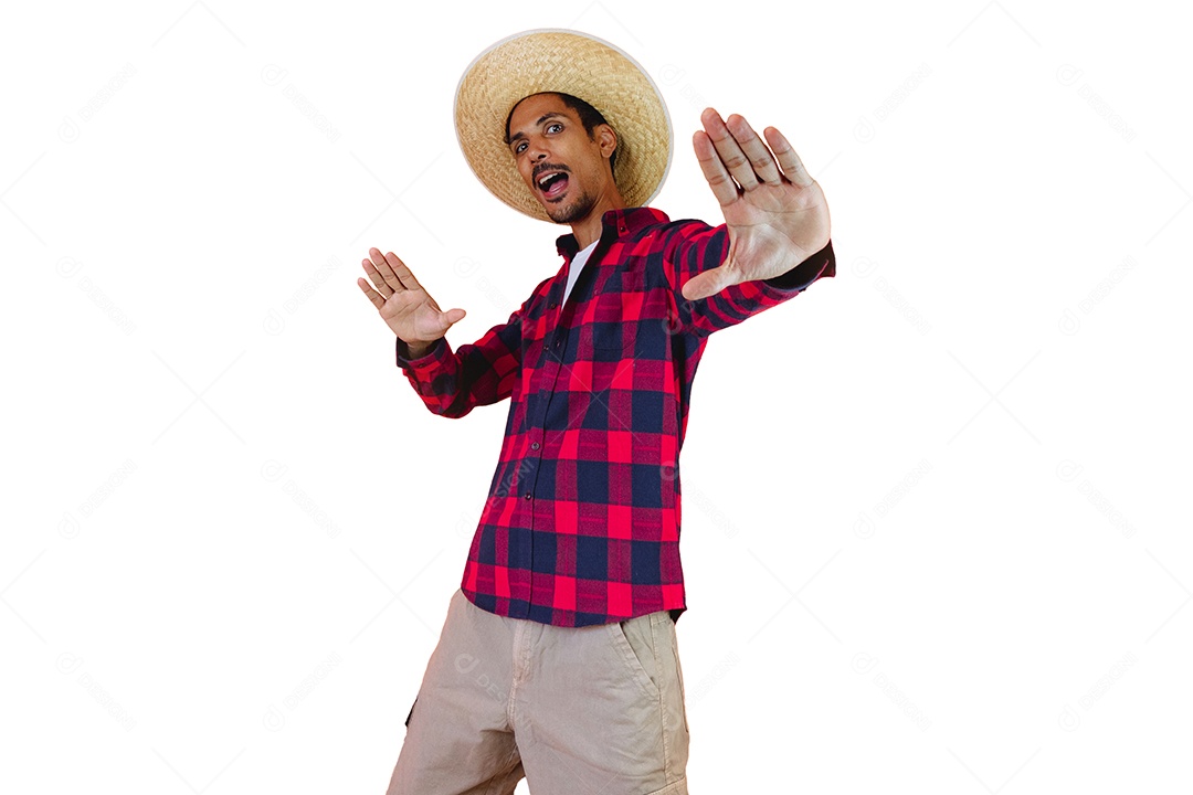 Homem com chapéu e camisa de festa junina isolado no fundo branco.