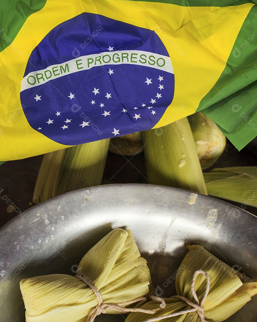 Comida típica da festa junina com bandeira do brasil. Imagem do conceito da famosa festa cultural brasileira.