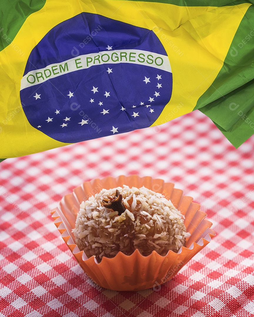 Comida típica da festa junina com bandeira do brasil. Imagem do conceito da famosa festa cultural brasileira.