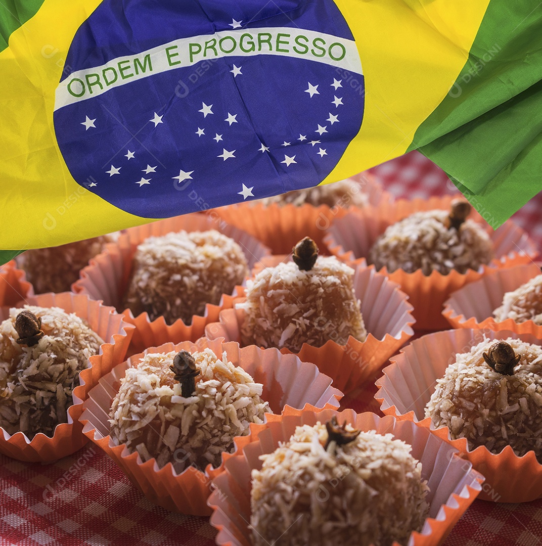 Comida típica da festa junina com bandeira do brasil. Imagem do conceito da famosa festa cultural brasileira.