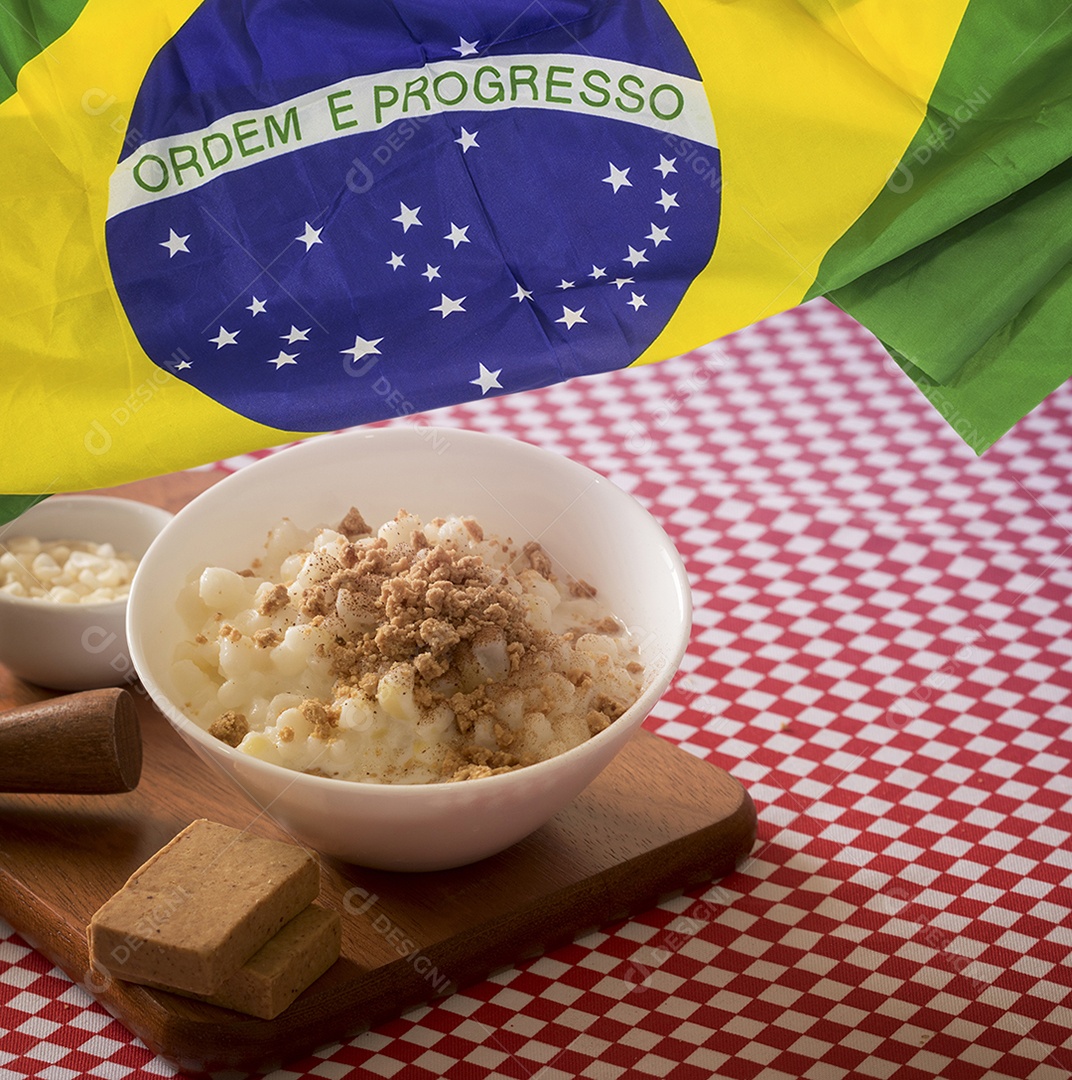 Comida típica da festa junina com bandeira do brasil. Imagem do conceito da famosa festa cultural brasileira.
