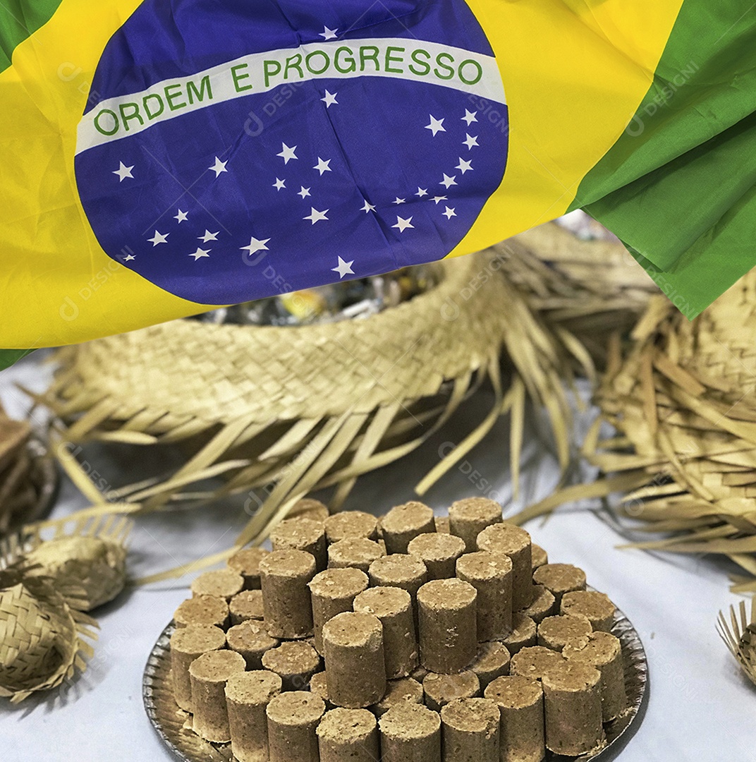 Comida típica da festa junina com bandeira do brasil. Imagem do conceito da famosa festa cultural brasileira.