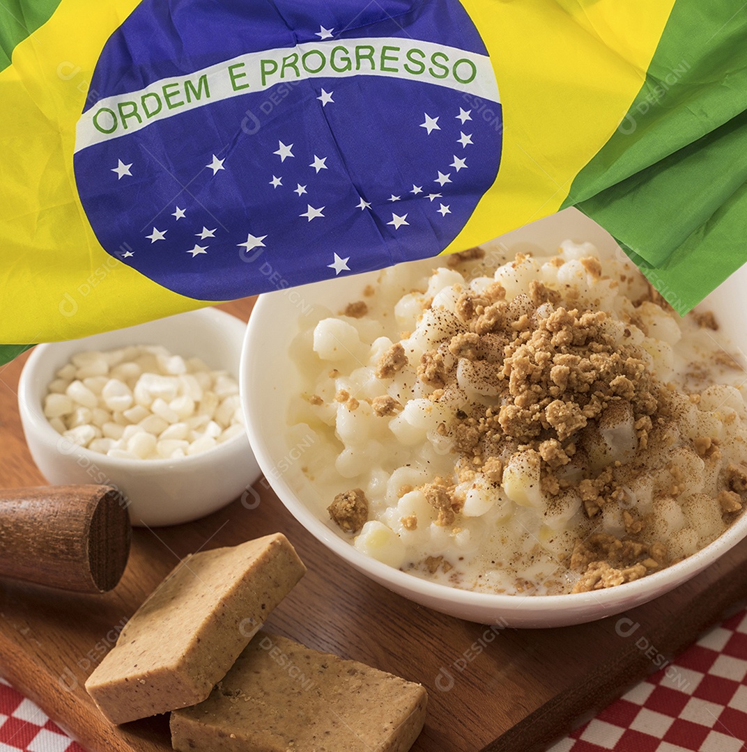 Comida típica da festa junina com bandeira do brasil. Imagem do conceito da famosa festa cultural brasileira.