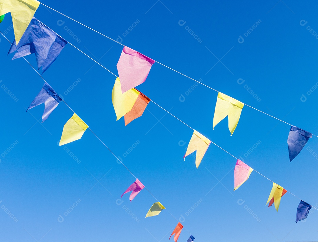 Fundo de bandeiras para festa junina, famosa festa do Brasil que acontece nos meses de junho e julho. Imagem do conceito de cultura brasileira.