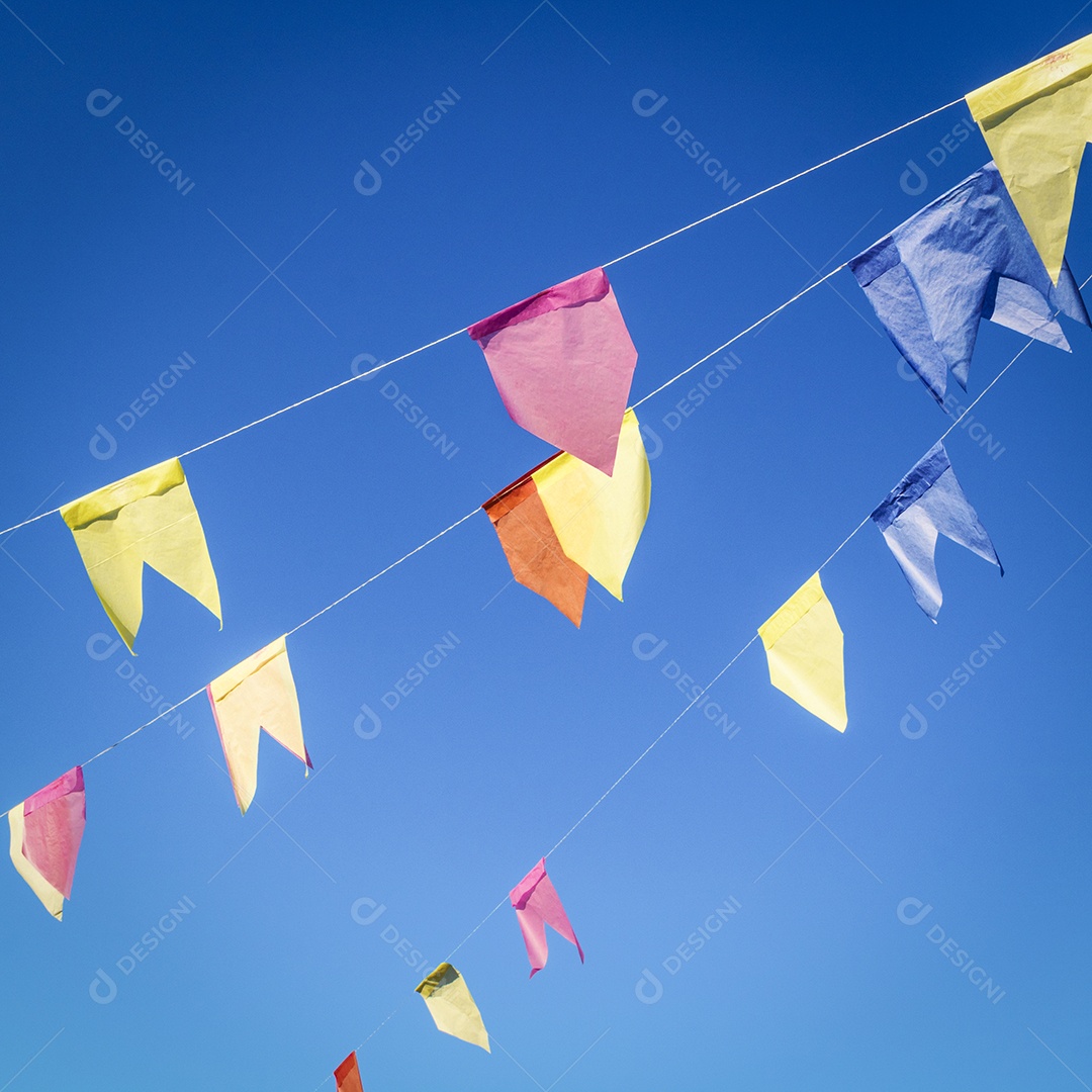 Fundo de bandeiras para festa junina, famosa festa do Brasil que acontece nos meses de junho e julho. Imagem do conceito de cultura brasileira.