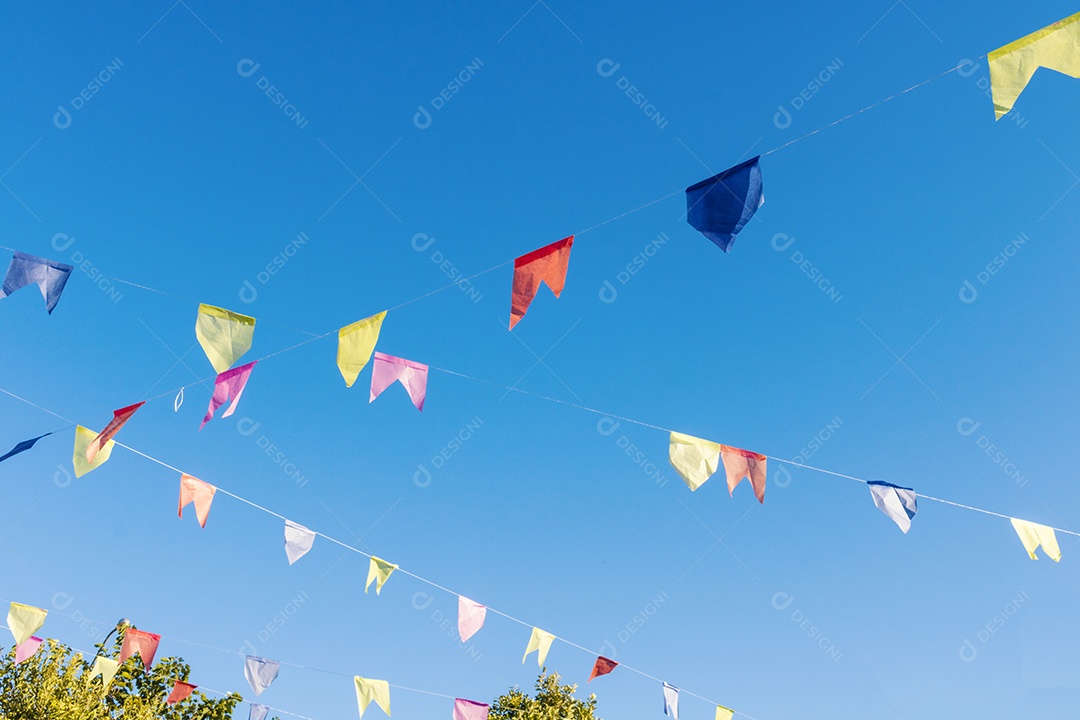 Fundo de bandeiras para festa junina, famosa festa do Brasil que acontece nos meses de junho e julho. Imagem do conceito de cultura brasileira.