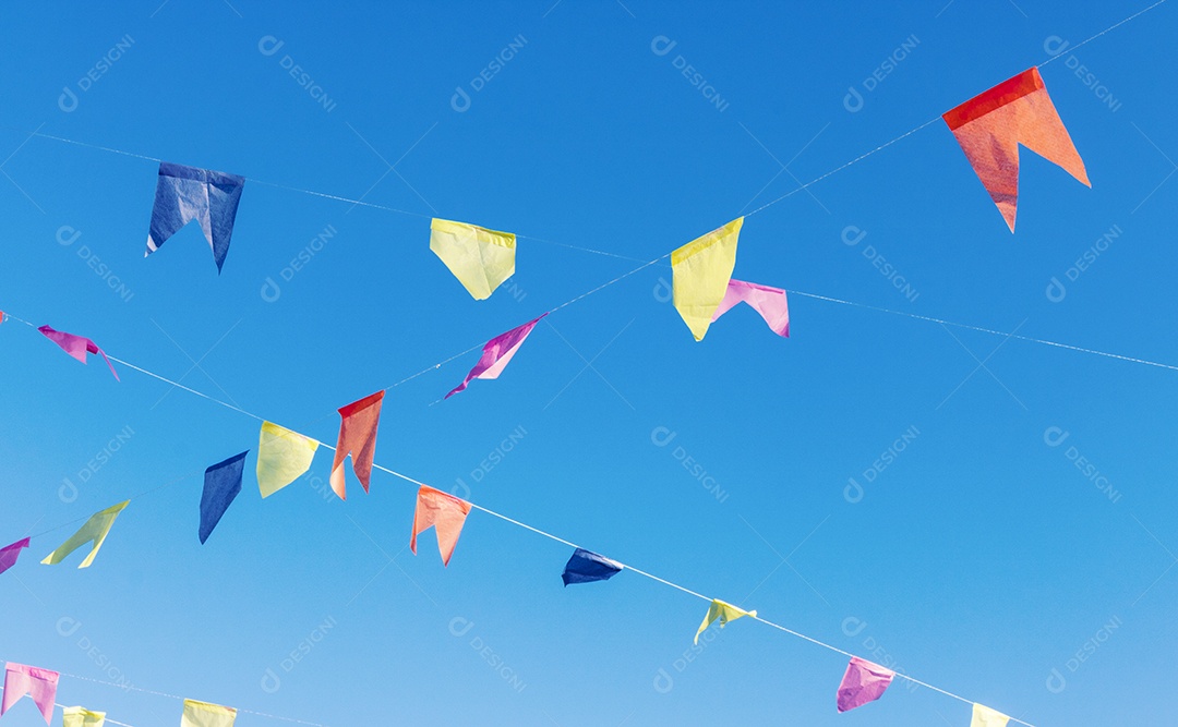 Fundo de bandeiras para festa junina, famosa festa do Brasil que acontece nos meses de junho e julho. Imagem do conceito de cultura brasileira.