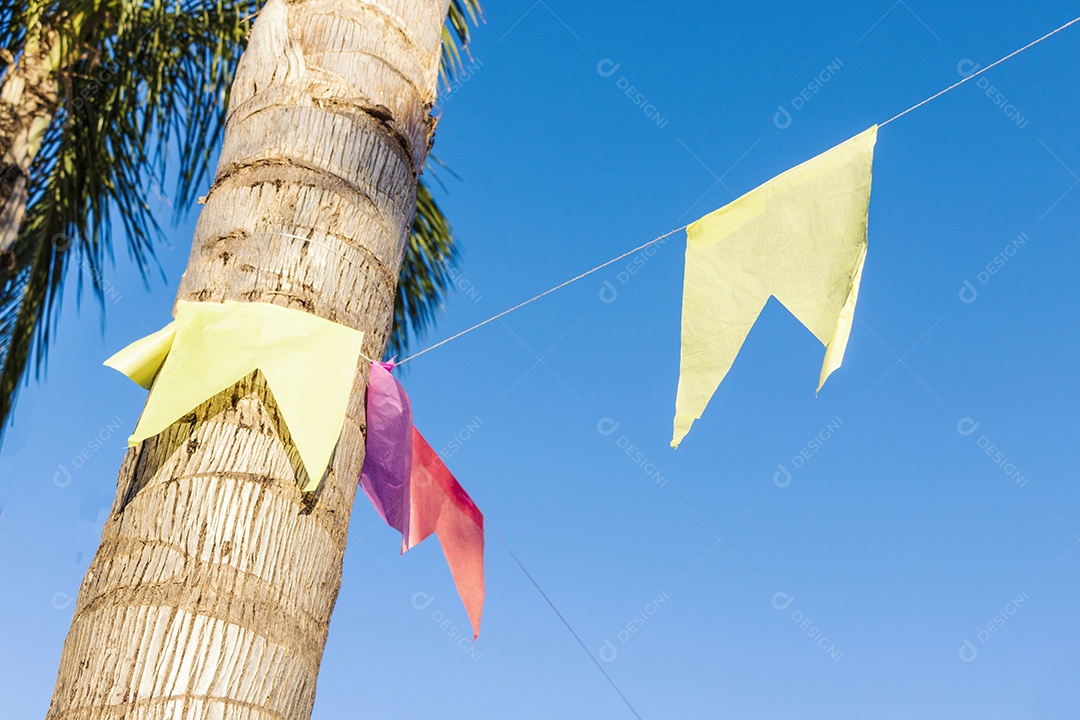 Fundo de bandeiras para festa junina, famosa festa do Brasil que acontece nos meses de junho e julho. Imagem do conceito de cultura brasileira.