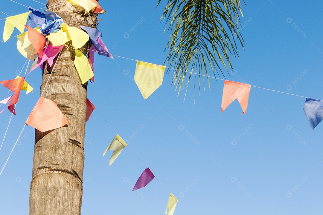 Fundo de bandeiras para festa junina, famosa festa do Brasil que acontece nos meses de junho e julho. Imagem do conceito de cultura brasileira.