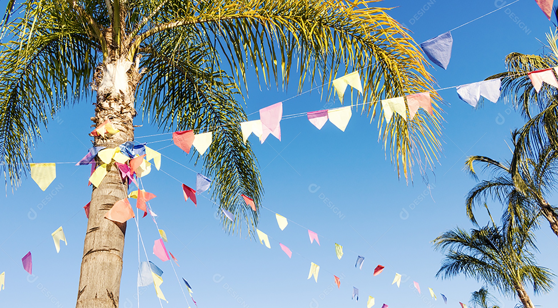 Fundo de bandeiras para festa junina, famosa festa do Brasil que acontece nos meses de junho e julho. Imagem do conceito de cultura brasileira.