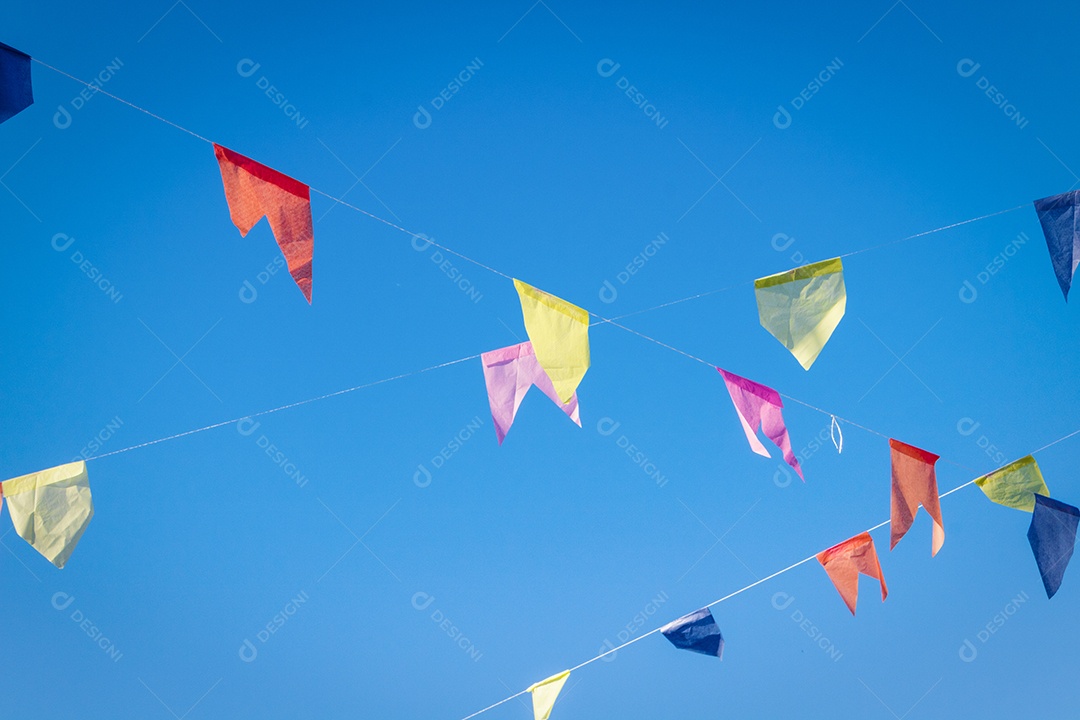 Fundo de bandeiras para festa junina, famosa festa do Brasil que acontece nos meses de junho e julho. Imagem do conceito de cultura brasileira.
