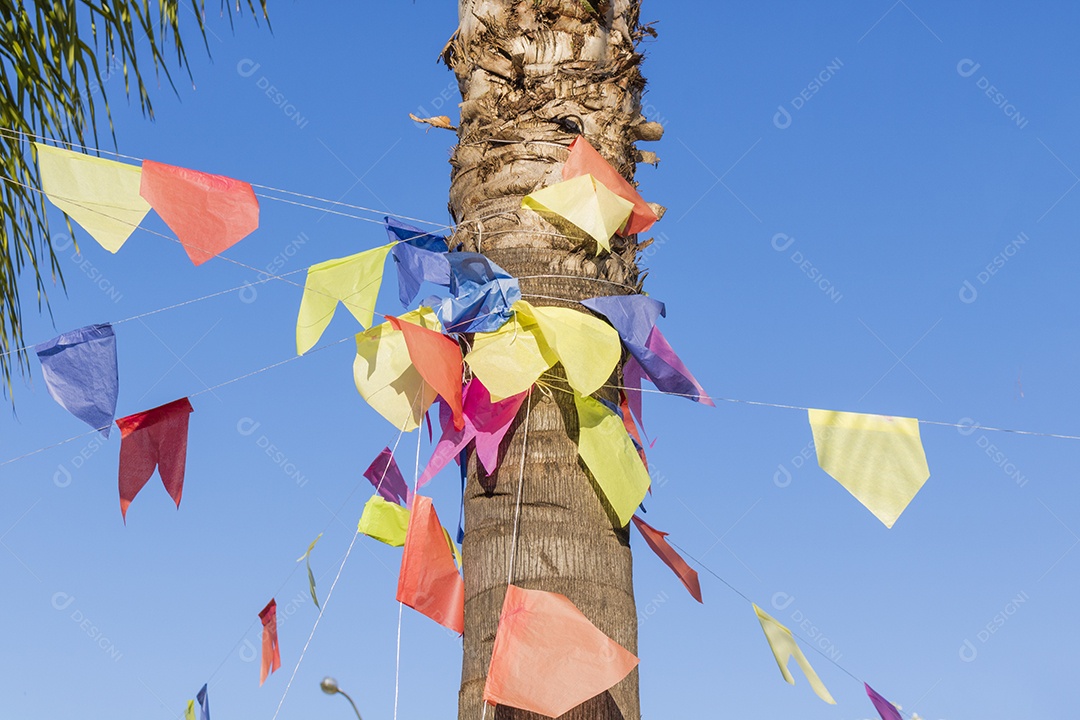 Fundo de bandeiras para festa junina, famosa festa do Brasil que acontece nos meses de junho e julho. Imagem do conceito de cultura brasileira.