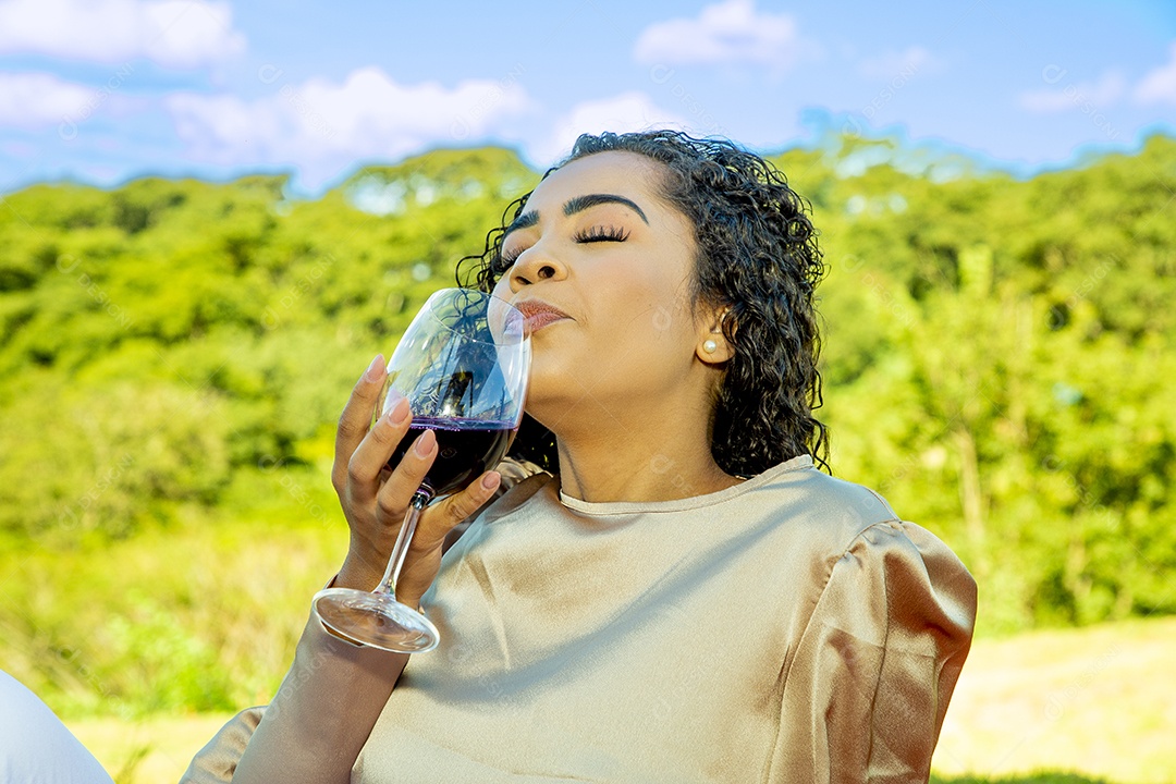 Linda mulher jovem garota sobre fundo um lindo parque