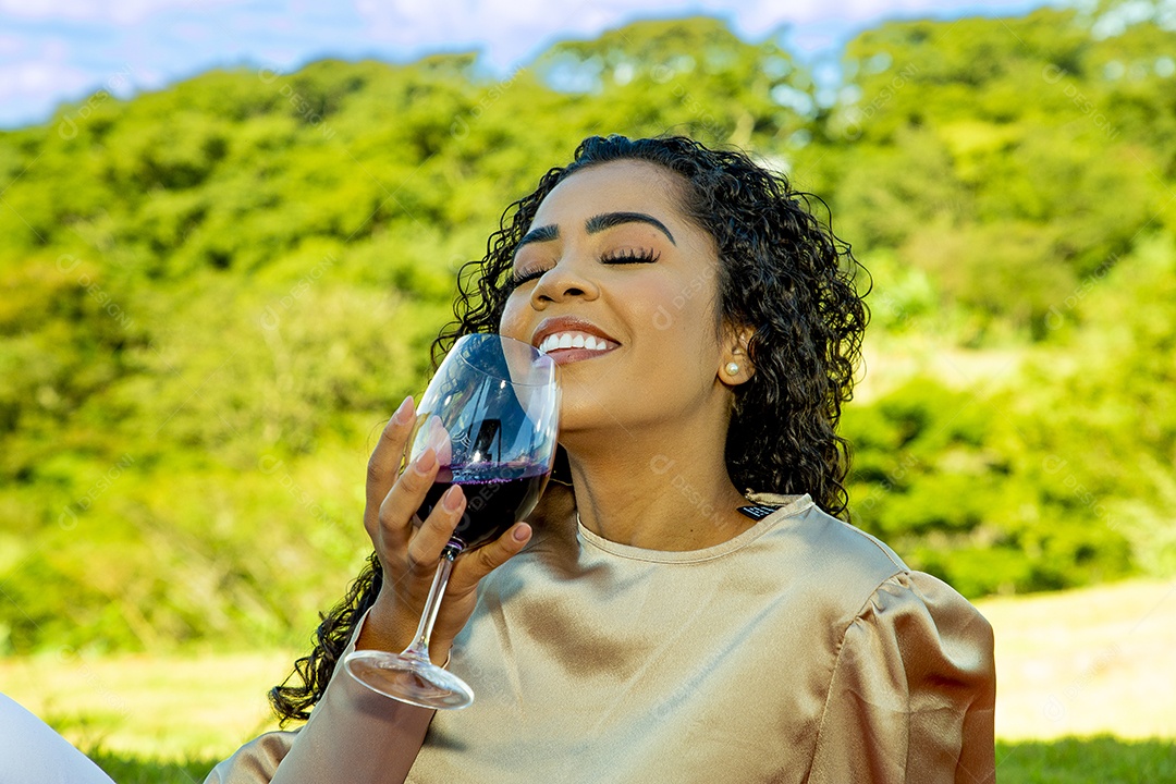 Linda mulher jovem garota sobre fundo um lindo parque