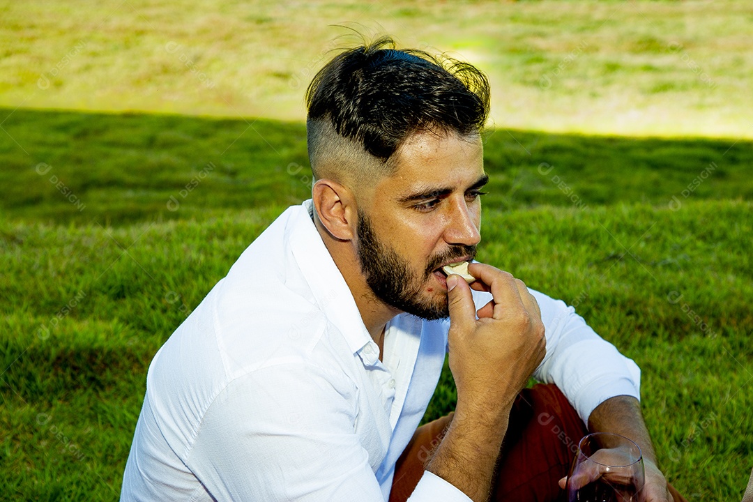 Homem jovem garoto sobre fundo um lindo parque