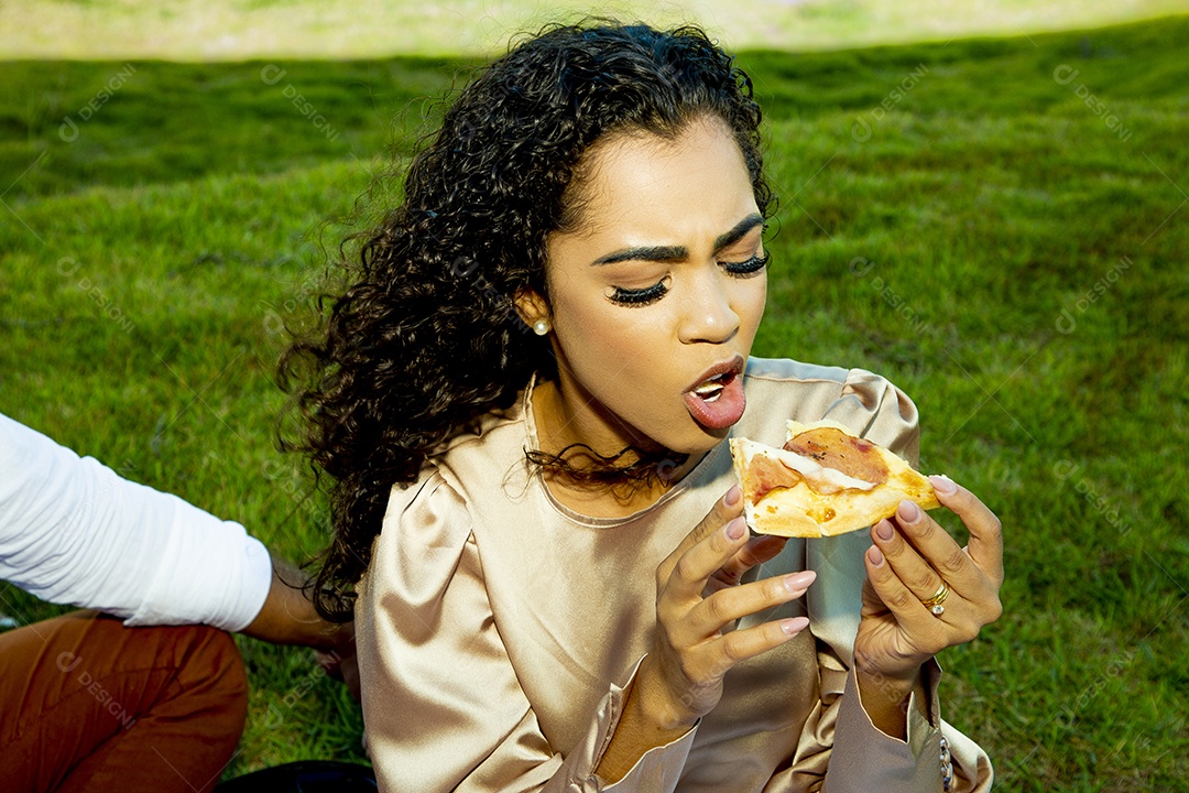 Linda mulher jovem garota sobre fundo um lindo parque