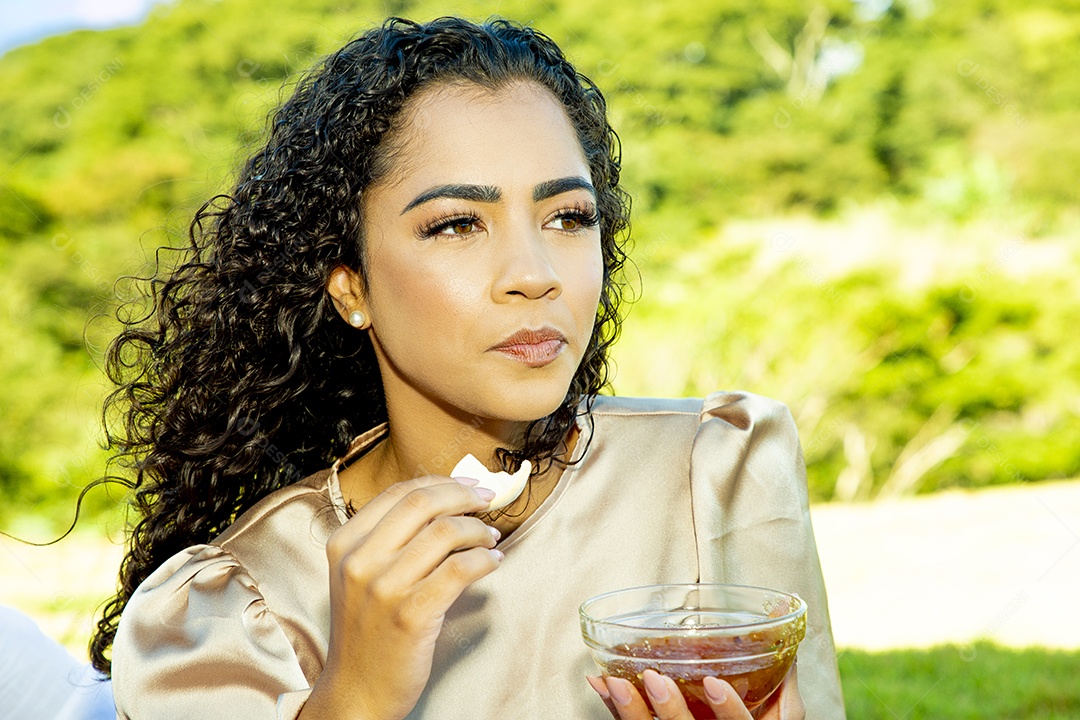 Linda mulher jovem garota sobre fundo um lindo parque