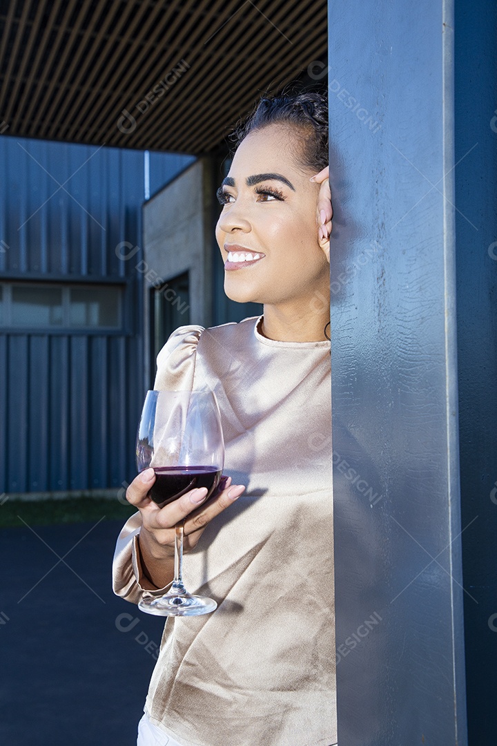 Linda mulher jovem garota sobre fundo um lindo parque