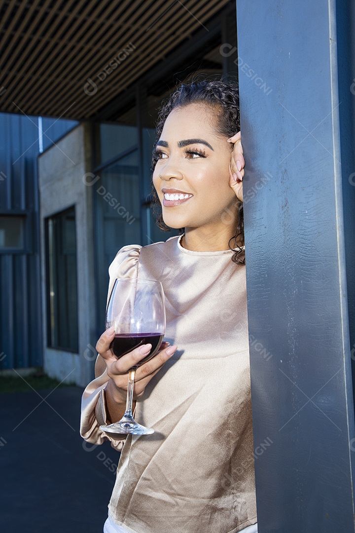 Linda mulher jovem garota sobre fundo um lindo parque