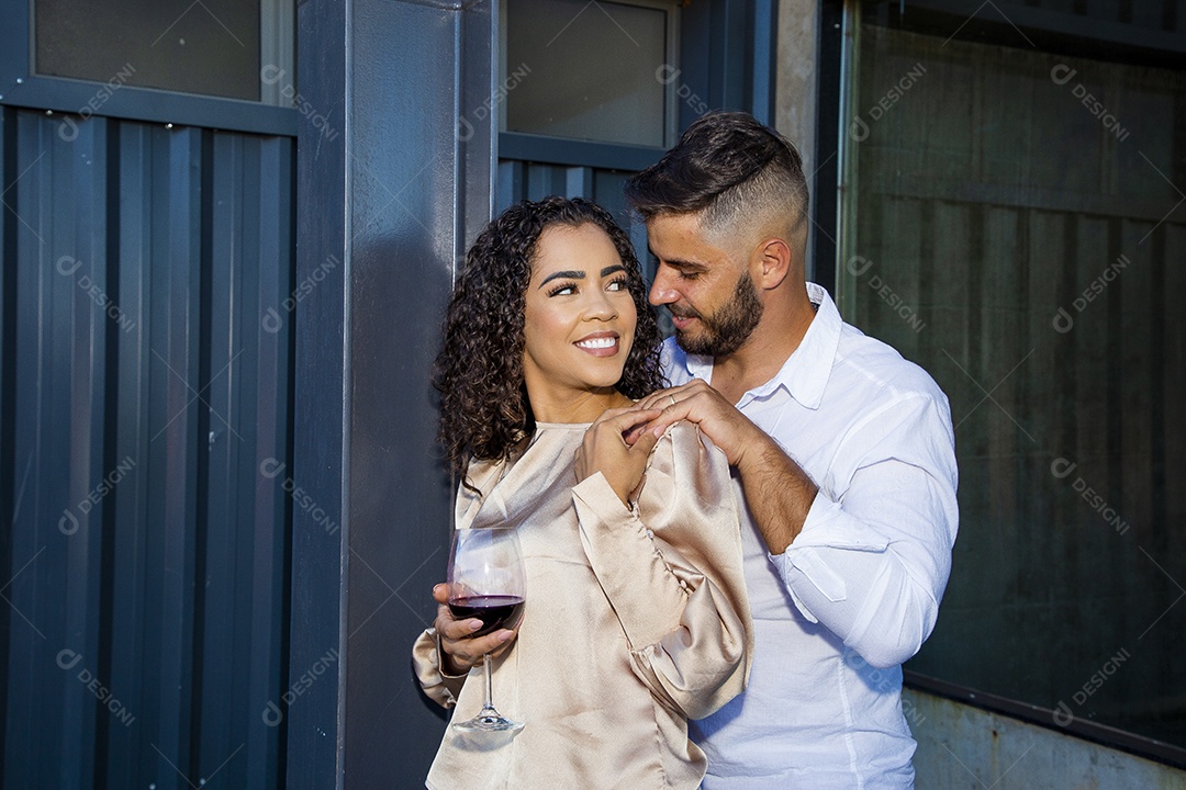Lindo casal apaixonados felizes e jovens