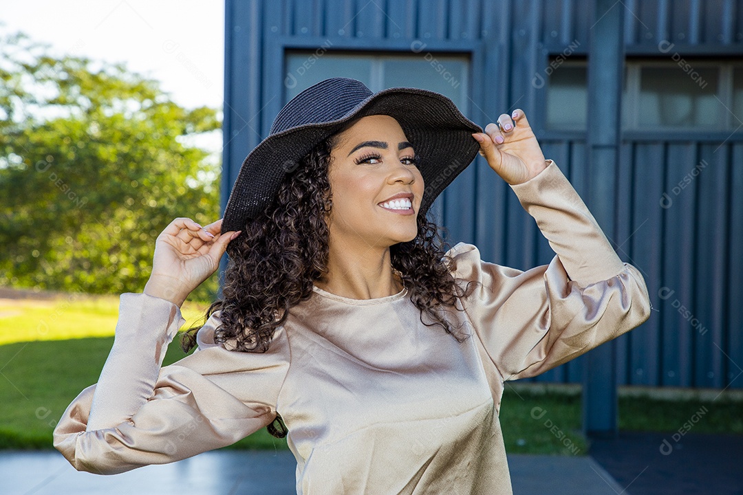 Linda mulher jovem garota sobre fundo um lindo parque