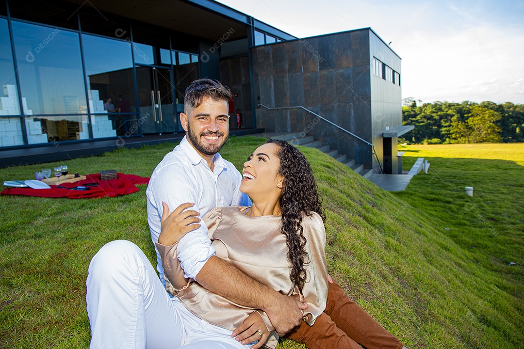 Lindo casal apaixonados felizes e jovens