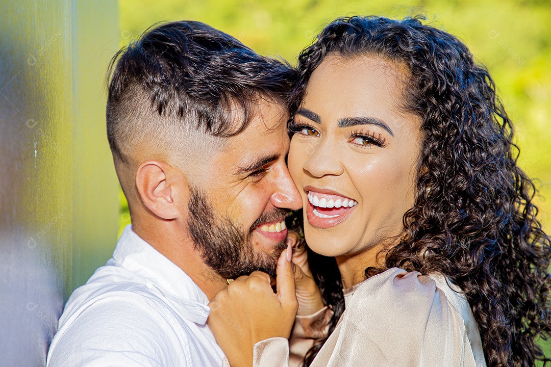 Lindo casal apaixonados felizes e jovens