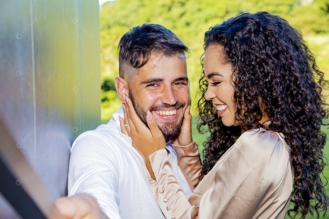 Lindo casal apaixonados felizes e jovens