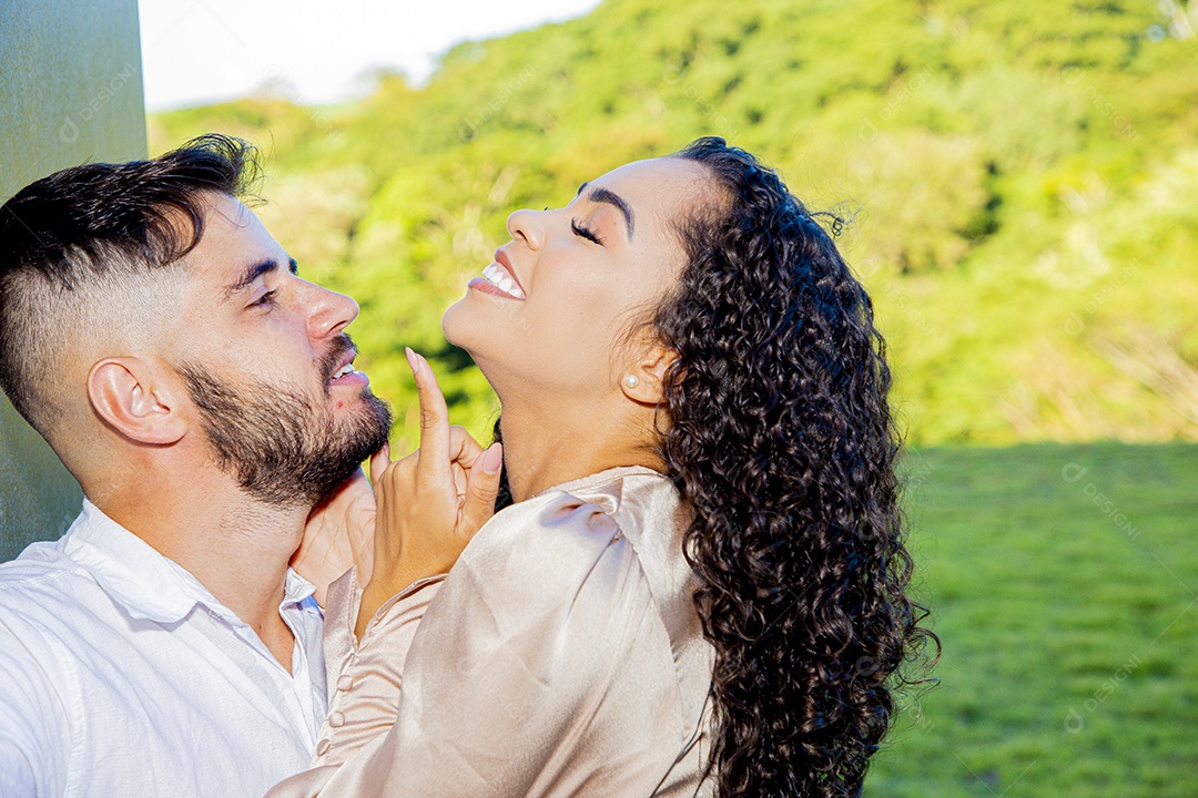 Lindo casal apaixonados felizes e jovens
