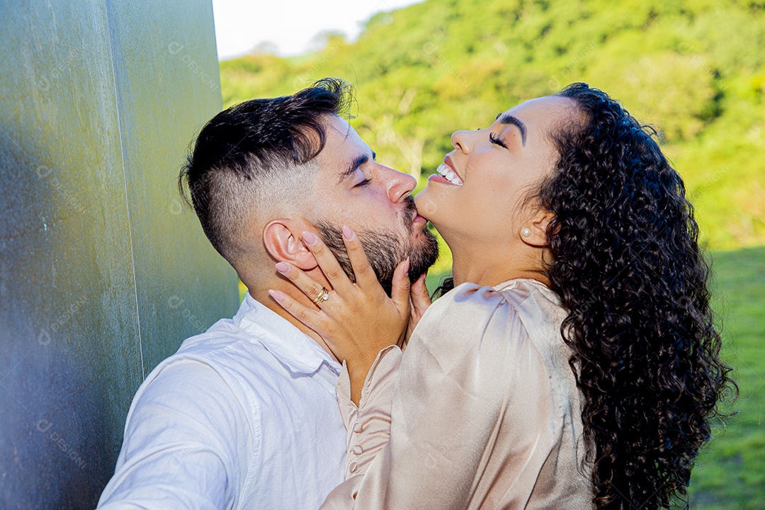 Lindo casal apaixonados felizes e jovens