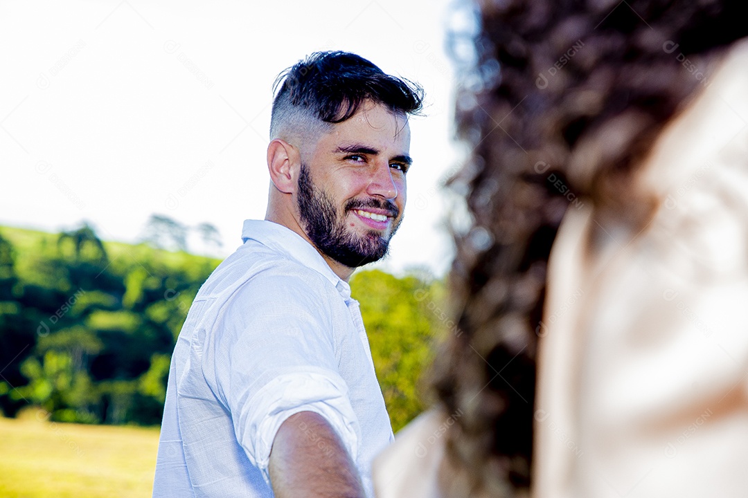 Lindo casal apaixonados felizes e jovens