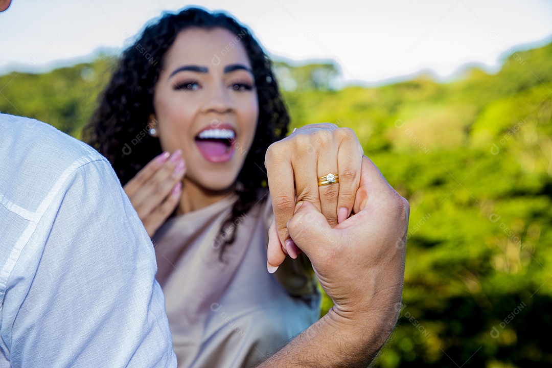 Lindo casal apaixonados felizes e jovens