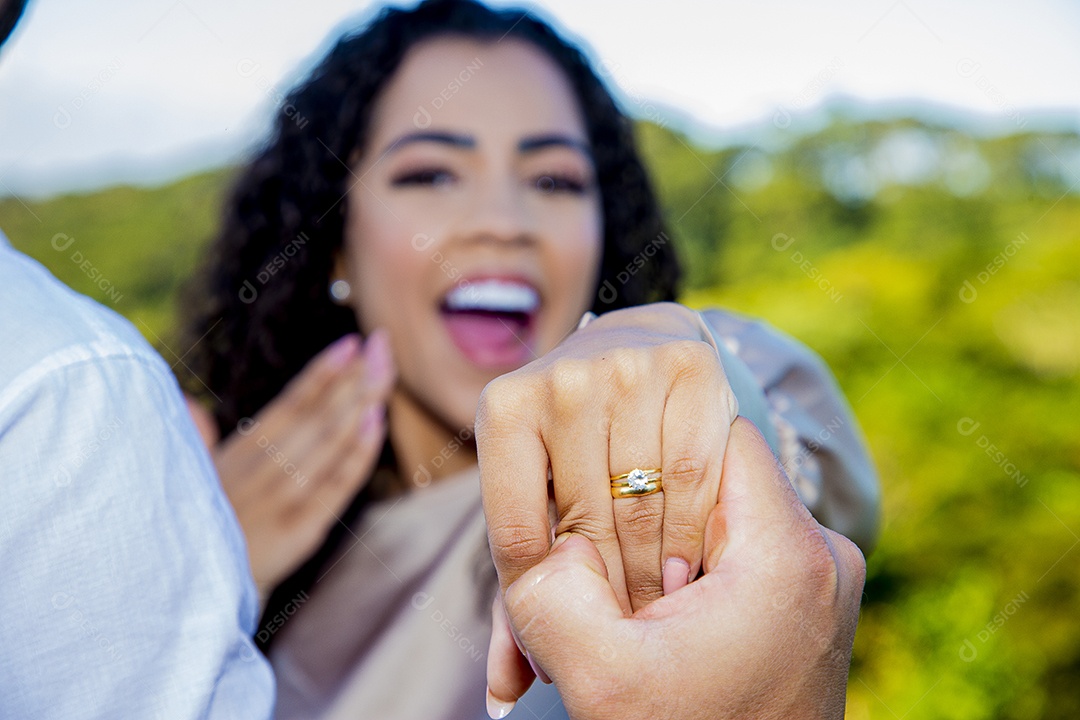 Lindo casal apaixonados felizes e jovens