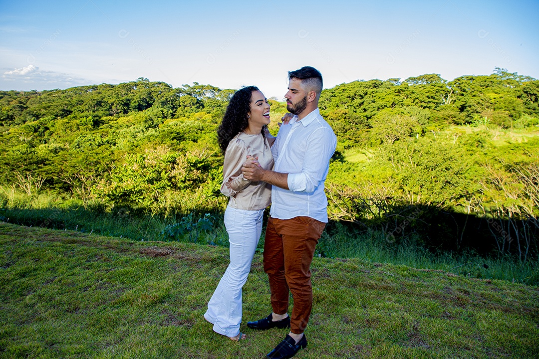 Lindo casal apaixonados felizes e jovens