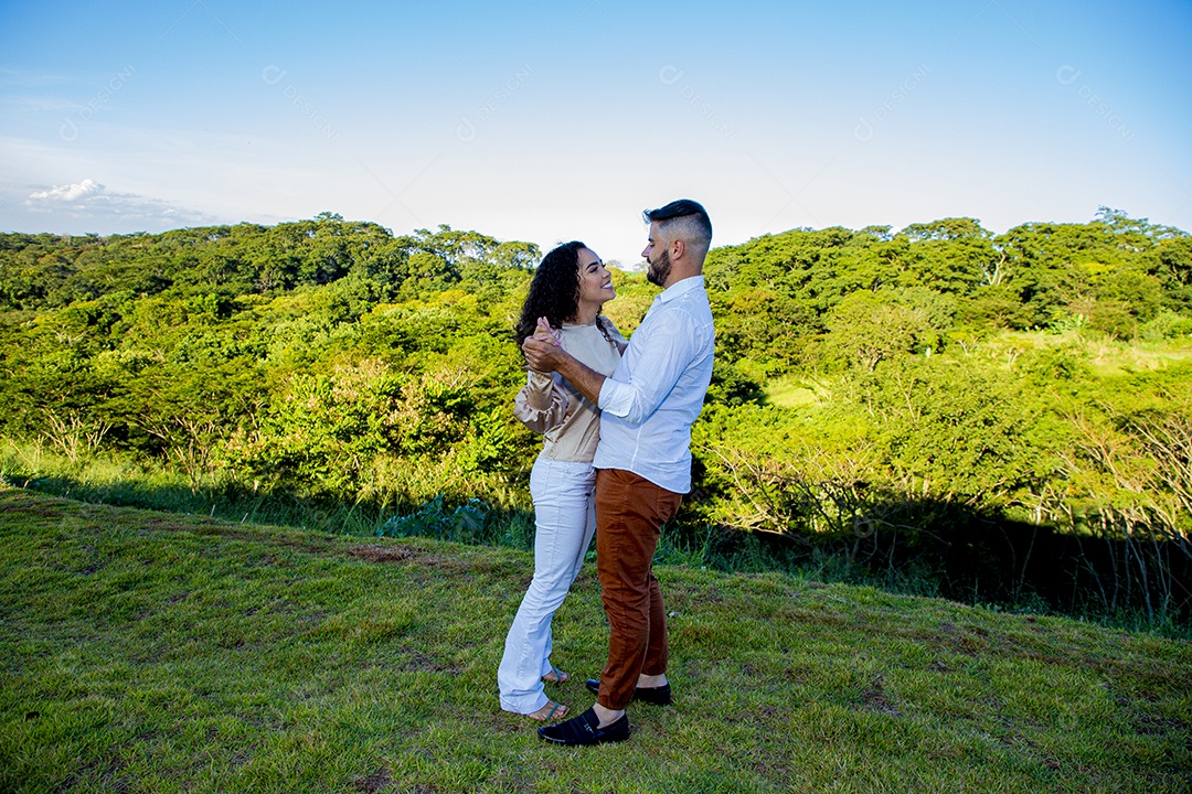 Lindo casal apaixonados felizes e jovens