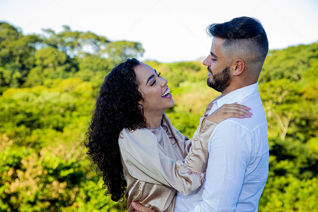 Lindo casal apaixonados felizes e jovens