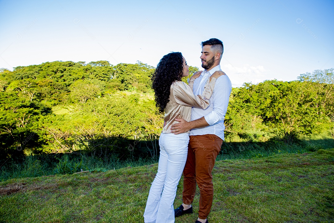 Lindo casal apaixonados felizes e jovens