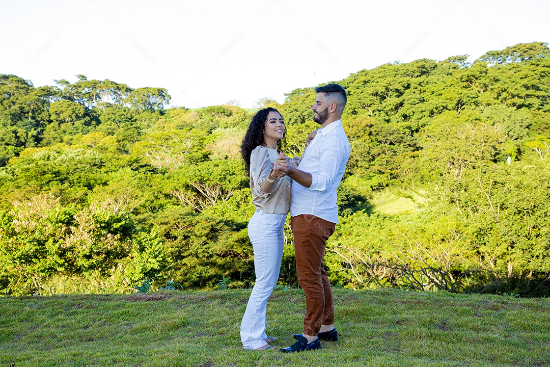 Lindo casal apaixonados felizes e jovens