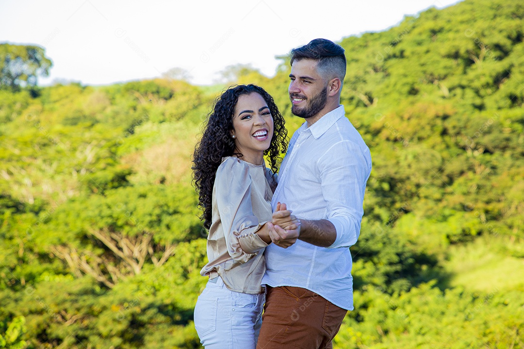 Lindo casal apaixonados felizes e jovens