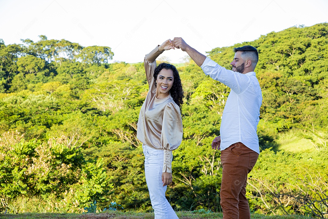 Lindo casal apaixonados felizes e jovens